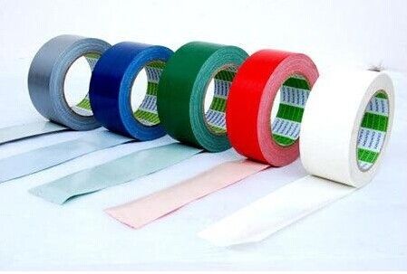 中国 頑丈な船積みのカートンによって着色される布のガム テープ、模造されたガム テープ サプライヤー